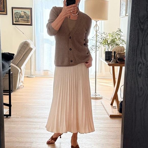 Uniqlo Sweaters - Uniqlo V neck cardigan size S
